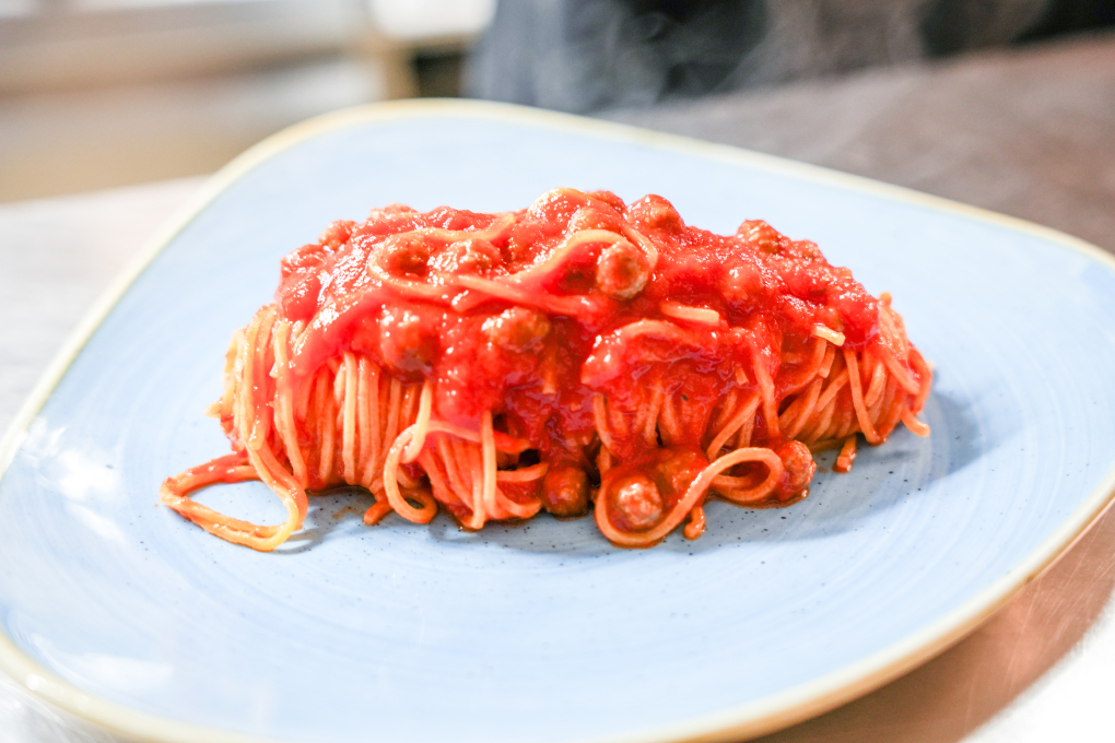 Spaghetti alla chitarra al sugo — Primo piatto tradizionale abruzzese