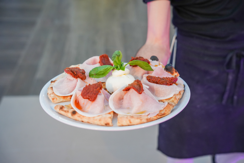 Pizza speciale con burrata e prosciutto